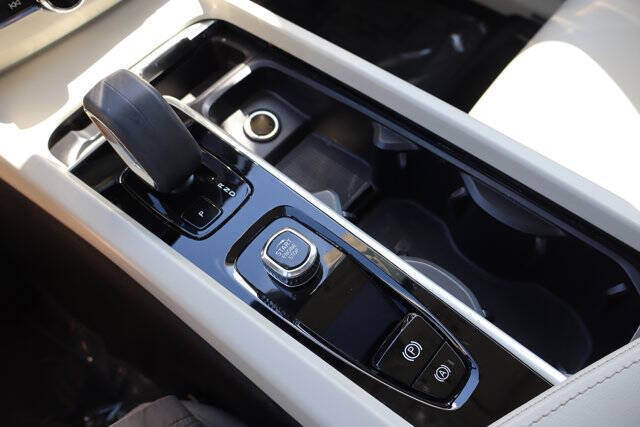 2024 Volvo XC60 B5 Plus Dark Theme