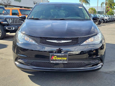 2025 Chrysler Voyager LX