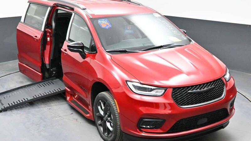 2026 Chrysler Pacifica Select