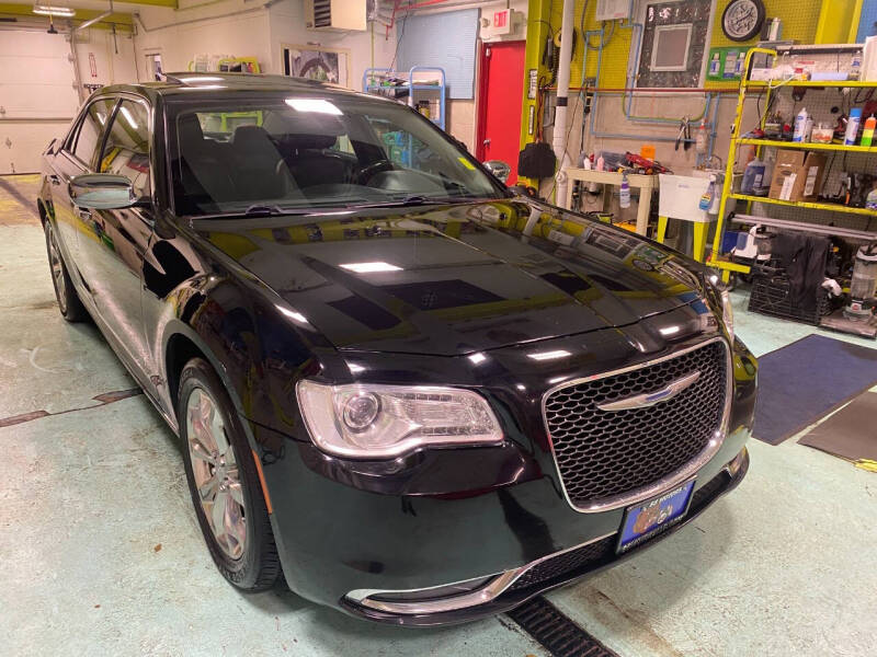 2015 Chrysler 300 C photo 9