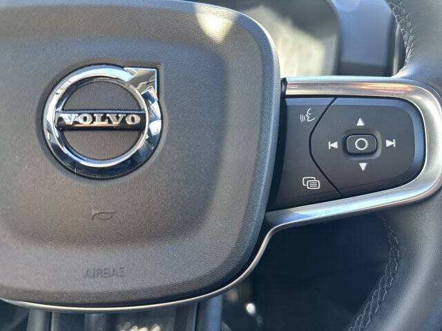 2025 Volvo XC40 B5 Core Bright Theme