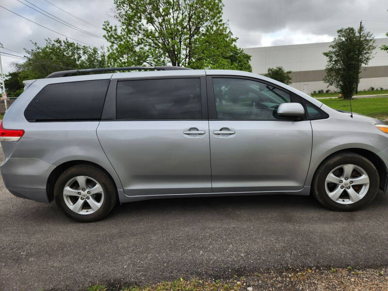 2013 Toyota Sienna L photo 6