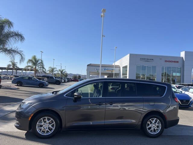 2022 Chrysler Voyager LX
