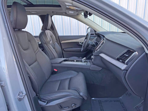 2024 Volvo XC90 Recharge T8 Ultimate Bright Theme 7P