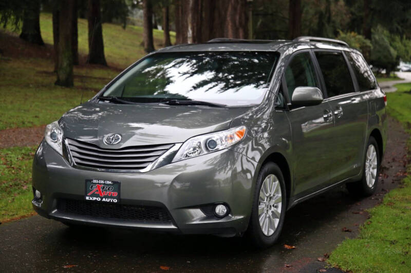 2014 Toyota Sienna XLE's photo