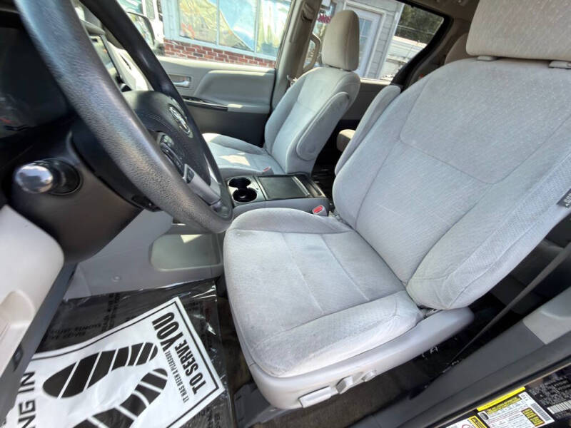 2016 Toyota Sienna LE 8-Passenger