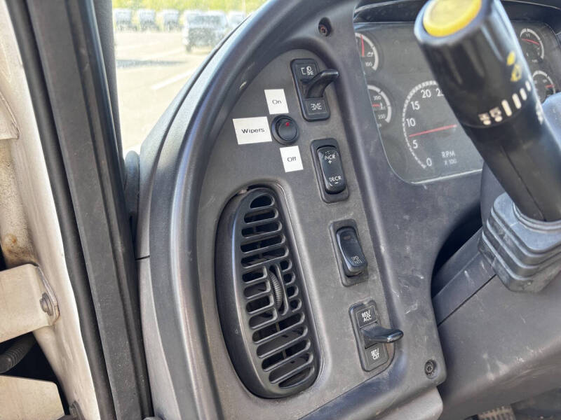 2004 Freightliner M2 106