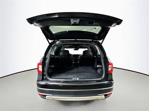 2019 Honda Pilot Touring w/Rear Captain's Chairs