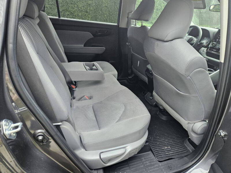 Image 8 of 2022 Toyota Highlander L
