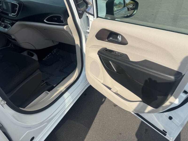 2023 Chrysler Voyager LX