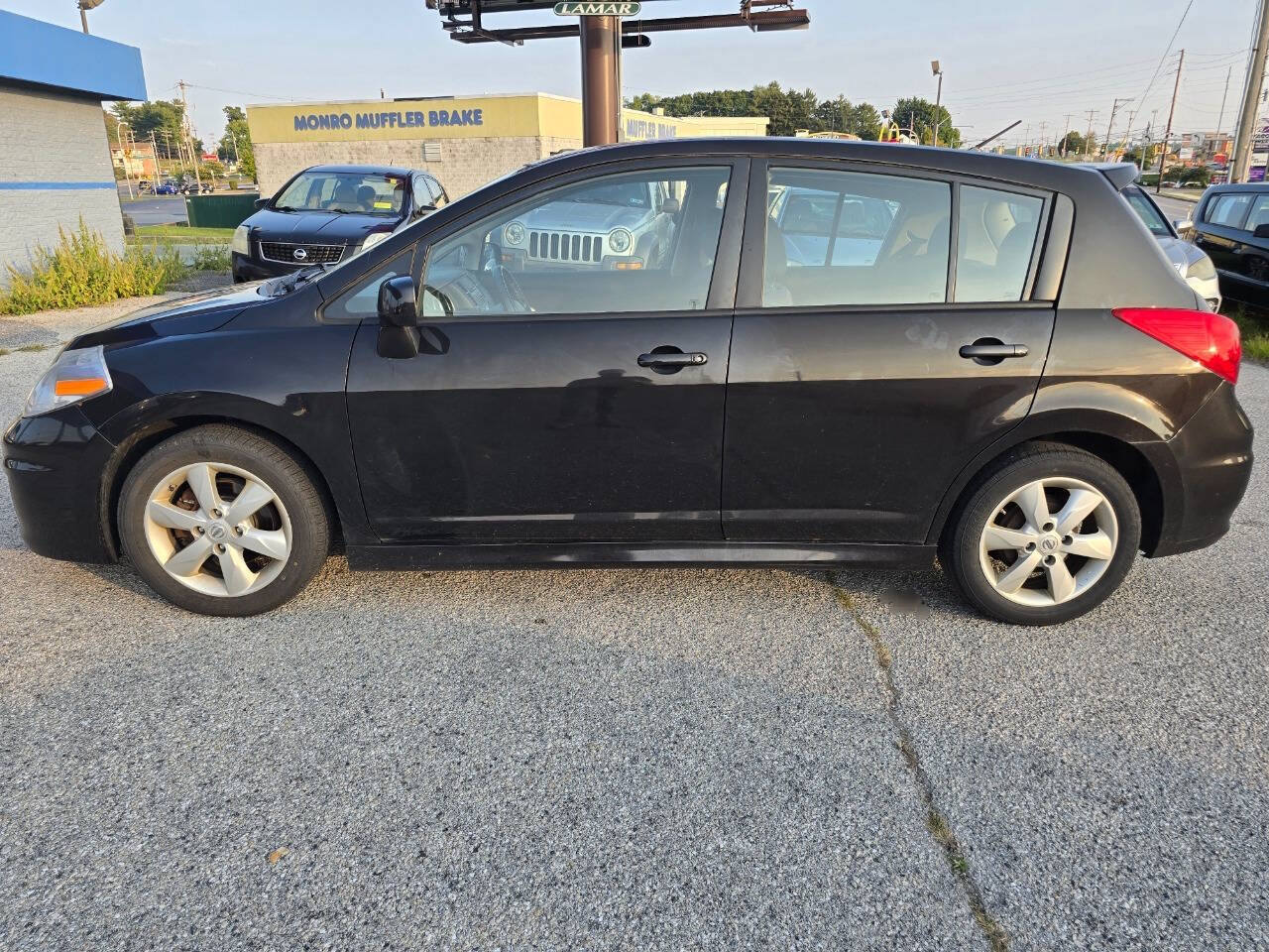 2011 Nissan Versa for sale at QUEENSGATE AUTO SALES in York, PA