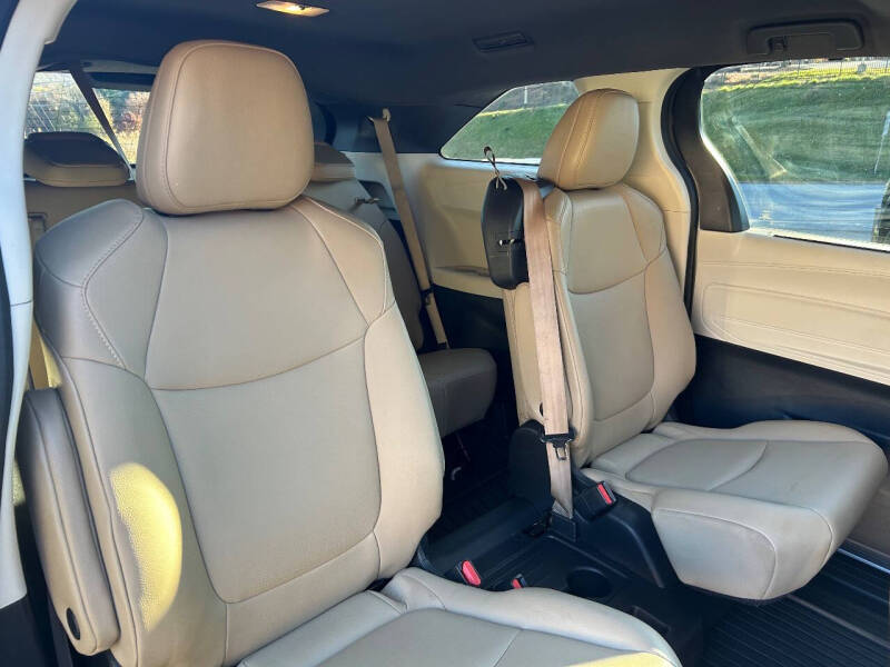 2022 Toyota Sienna XLE 8-Passenger