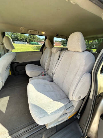 2011 Toyota Sienna LE 7-Passenger Auto Access Seat