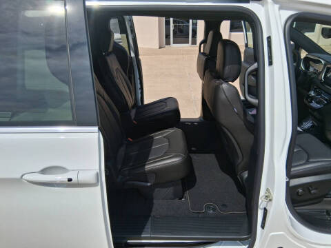 2027 Chrysler Pacifica Select