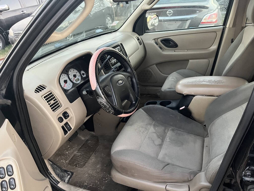 Black 2004 Ford Escape XLS XLS 4dr SUV 3