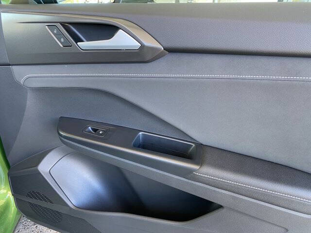 2025 Volkswagen Taos SE Black 4Motion