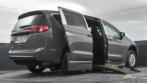 2025 Chrysler Pacifica Select