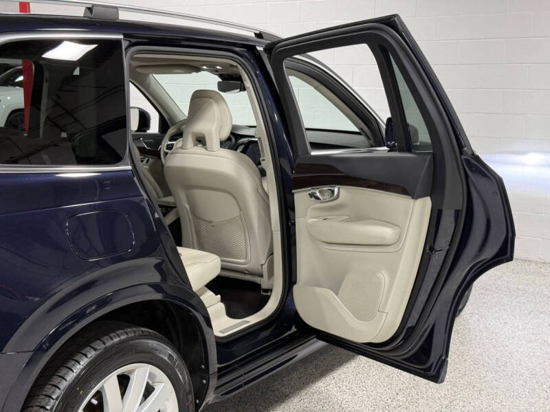 2016 Volvo XC90 T6 Momentum