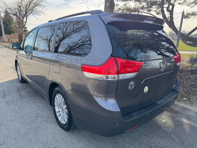 2013 Toyota Sienna XLE photo 5