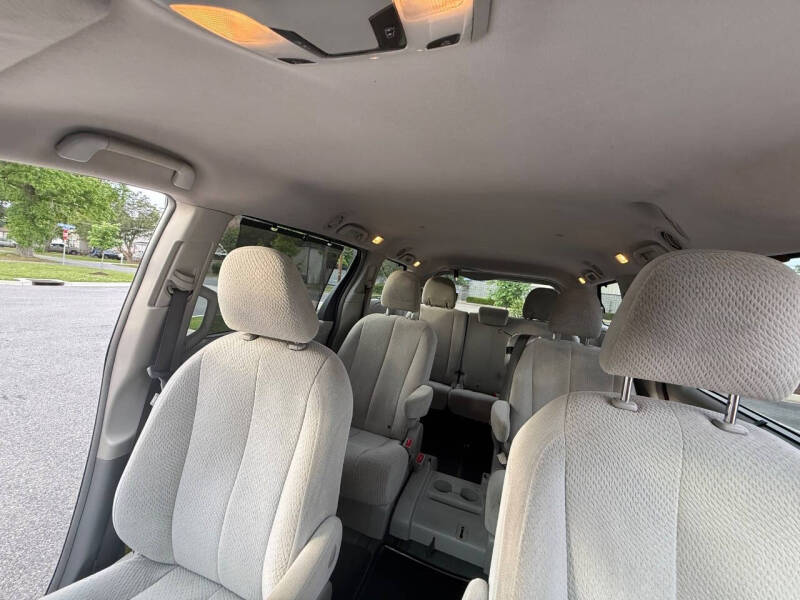 2013 Toyota Sienna LE 8-Passenger