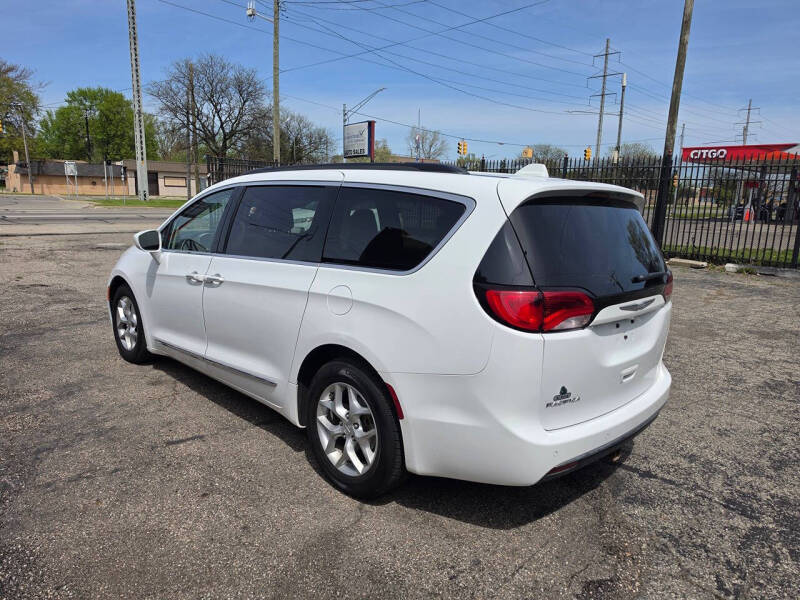 2017 Chrysler Pacifica Touring-L