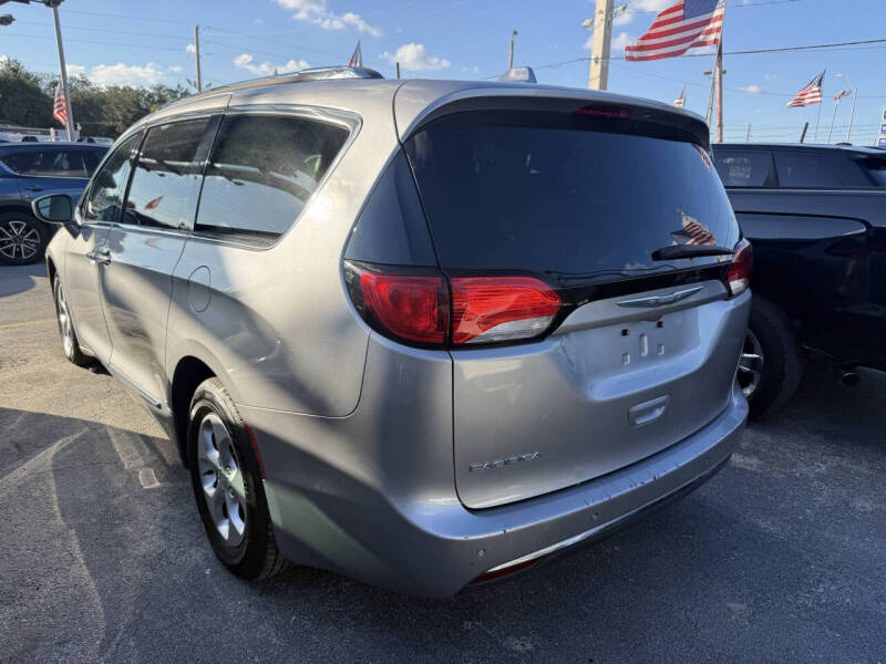 2017 Chrysler Pacifica Touring-L Plus