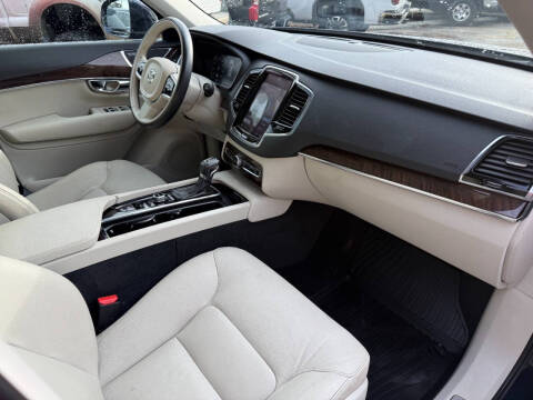 2016 Volvo XC90 T6 Momentum