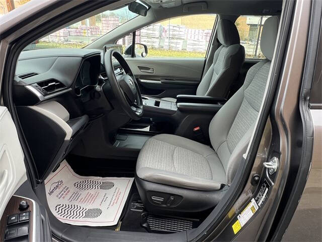 2022 Toyota Sienna LE 8-Passenger