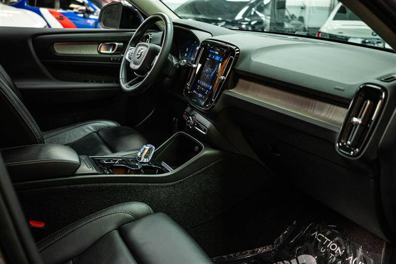 2023 Volvo XC40 B4 Ultimate Dark Theme