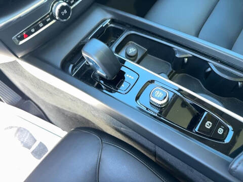 2024 Volvo XC60 B5 Core Dark Theme