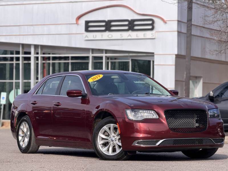 2019 Chrysler 300 Touring's photo