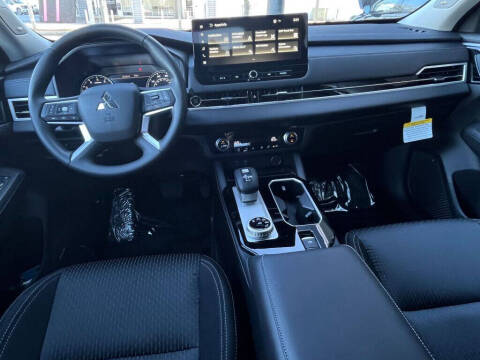 2026 Mitsubishi Outlander ES