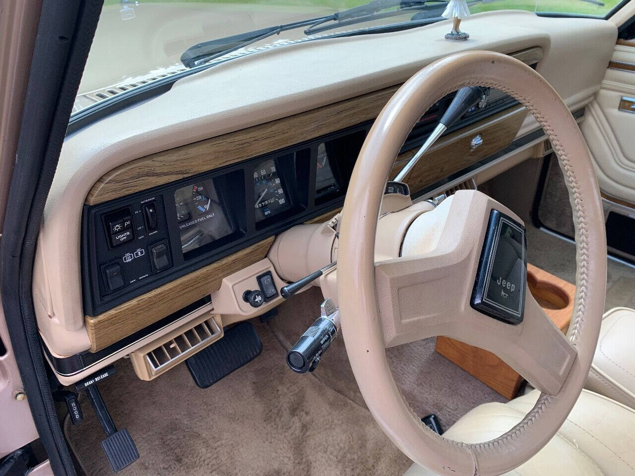 1989 Jeep Grand Wagoneer 16