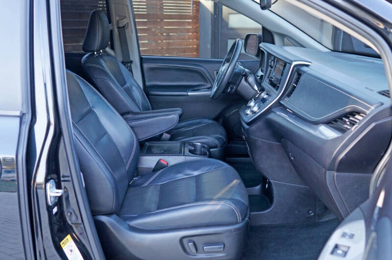 2017 Toyota Sienna SE 8-Passenger