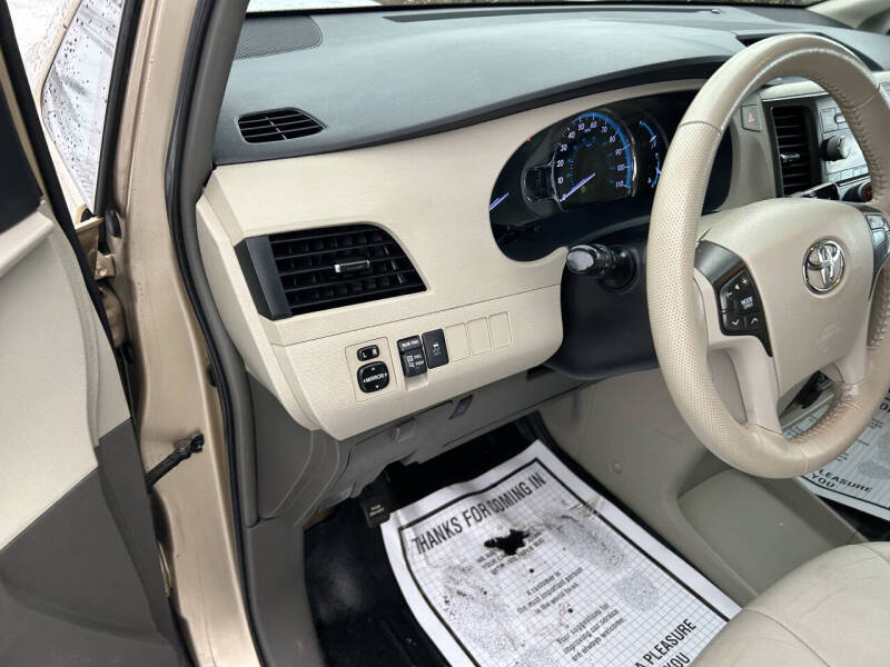 2014 Toyota Sienna XLE 8-Passenger