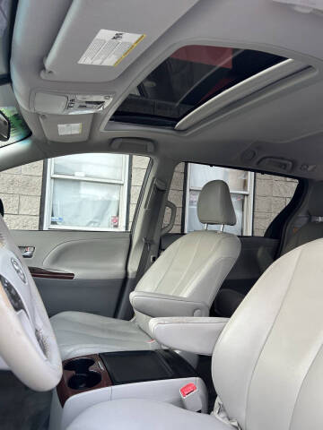 2013 Toyota Sienna XLE 8-Passenger