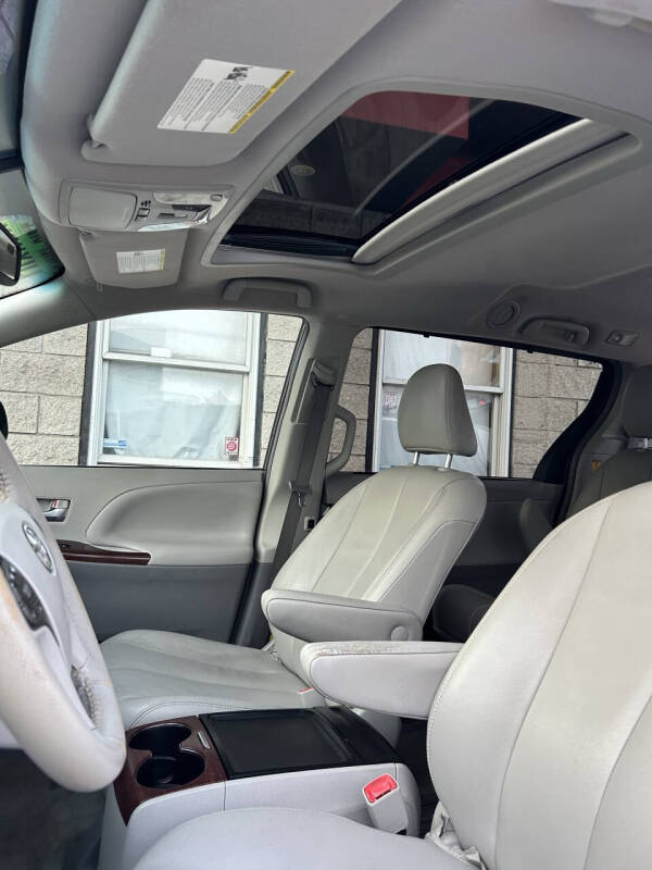 2013 Toyota Sienna XLE 8-Passenger