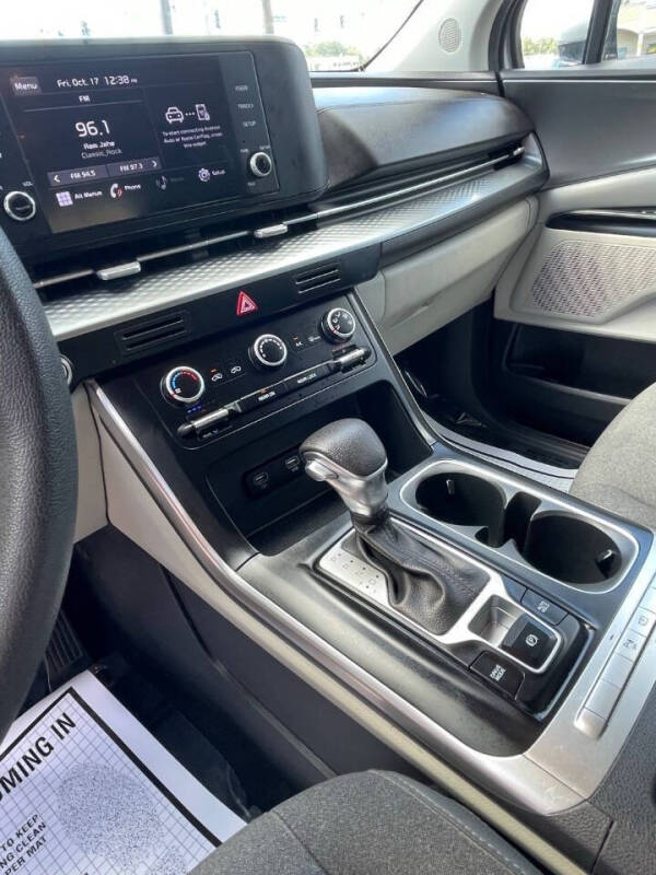 2022 Kia Carnival LX