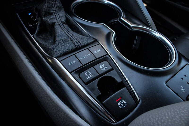 2020 Toyota Camry Hybrid XLE