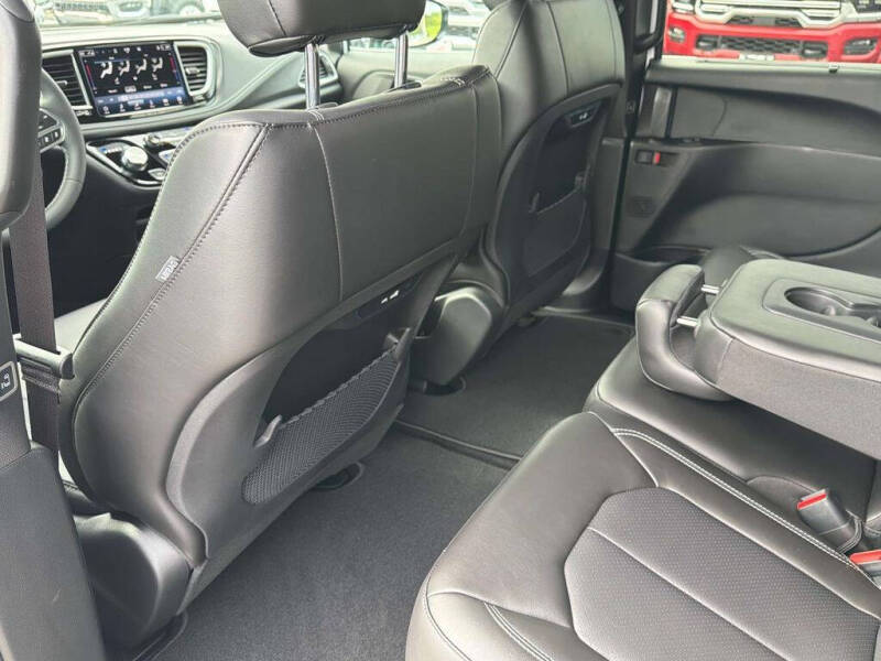 2027 Chrysler Pacifica Select