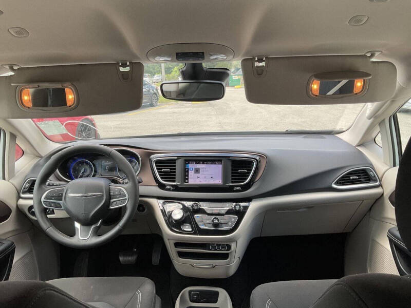 2023 Chrysler Voyager LX