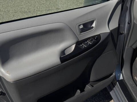 2017 Toyota Sienna LE 8-Passenger