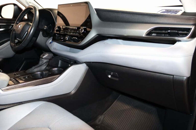 2021 Toyota Highlander Hybrid Platinum