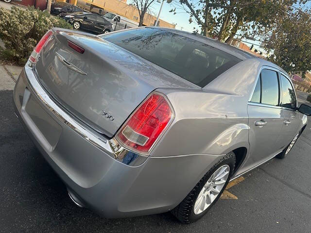 2014 Chrysler 300 Base photo 22