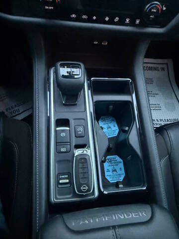 2023 Nissan Pathfinder SL