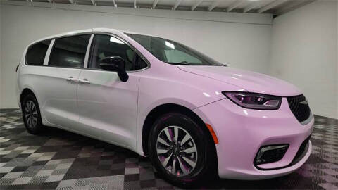 2024 Chrysler Pacifica Plug-In Hybrid Select