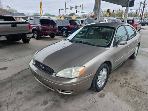 2005 Ford Taurus for sale at SpringField Select Autos in Springfield IL