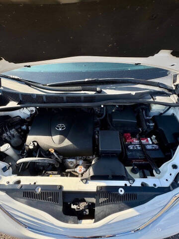 2017 Toyota Sienna LE 7-Passenger Auto Access Seat