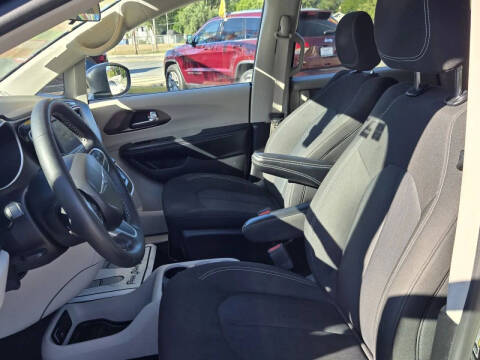 2022 Chrysler Voyager LX