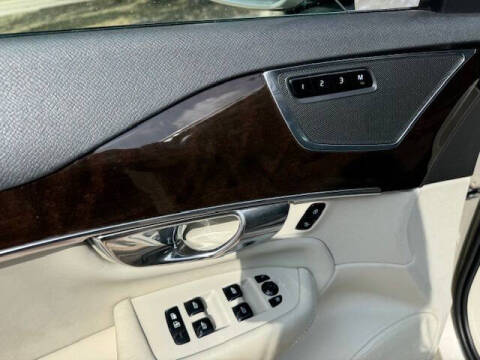 2016 Volvo XC90 T6 Momentum